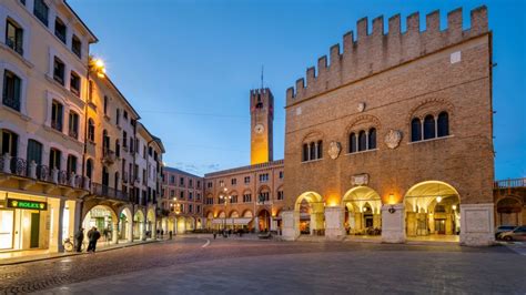 Panoramica di Piazza dei Signori a Treviso con ristorante