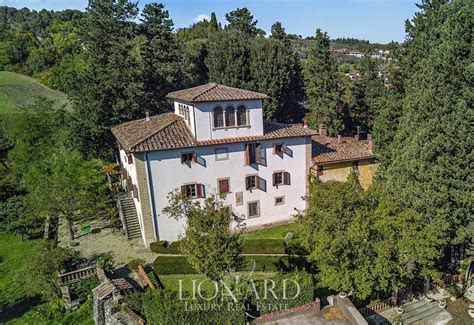 Vista esterna di una villa storica con ampio parco