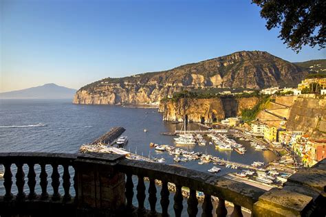 Veduta aerea del Cimitero di San Michele Arcangelo a Piano di Sorrento, che mostra l'integrazione nel paesaggio locale