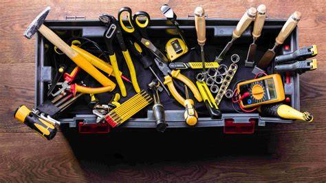 Cassetta degli attrezzi aperta con vari strumenti da lavoro