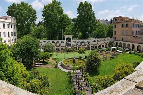 Veduta generale del complesso di Santa Francesca Romana a Trastevere con il giardino