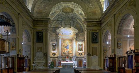 Interno della Chiesa di Santa Maria in Cappella con le colonne e le tracce decorative