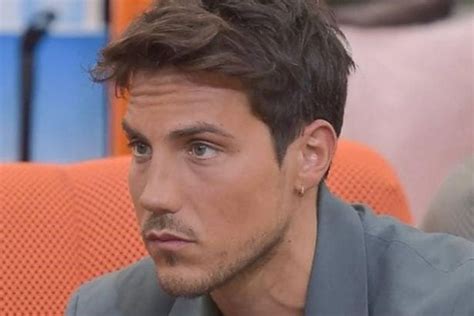 Daniele Dal Moro sorride in un programma televisivo