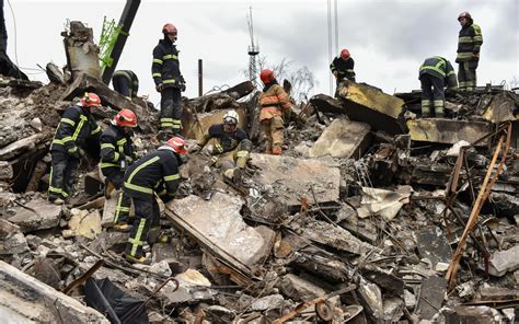 Illustrazione che rappresenta i temi di amore e conflitto.