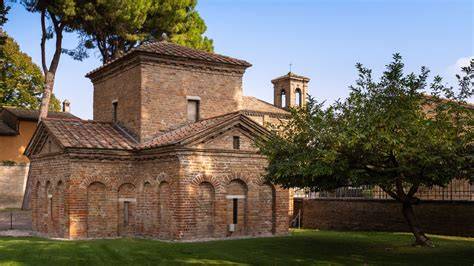 Mausoleo di Galla Placidia: esterno e contesto architettonico a Ravenna