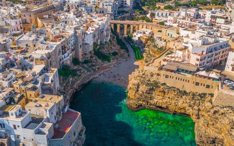 Veduta panoramica di Polignano a Mare con il centro storico