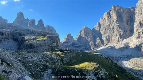 Foto esterna dell'Hotel Perla con le Dolomiti del Brenta sullo sfondo
