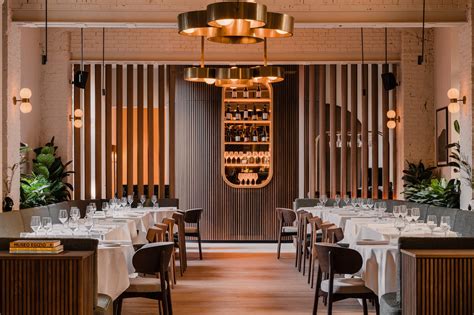 Interno del ristorante dell'Hotel Perla con arredi in legno