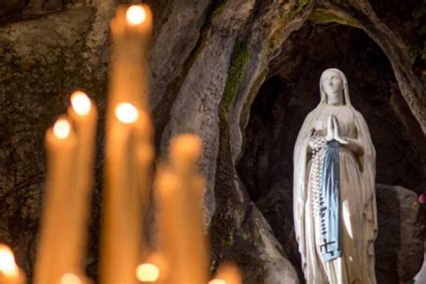 Foto di persone in preghiera e di malati a Lourdes