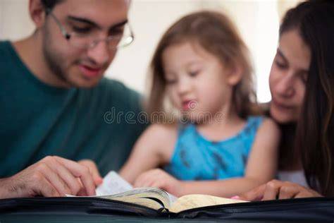 Famiglia che legge la Bibbia insieme in un momento di raccoglimento domestico.