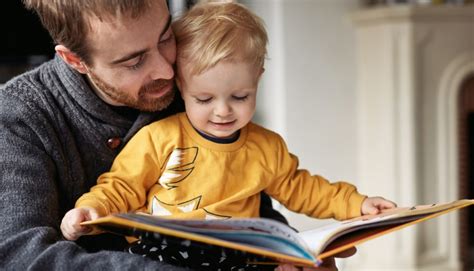 Un genitore che legge il Vangelo a un bambino seduto sulle ginocchia.
