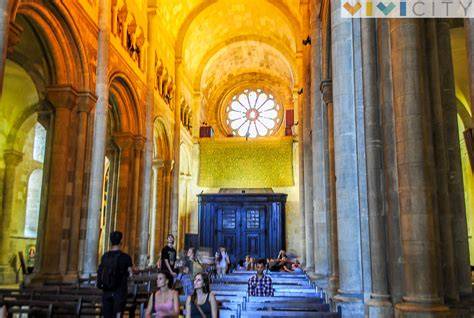 infografica che illustra l'evoluzione architettonica della Cattedrale di Lisbona attraverso i secoli e gli stili dominanti