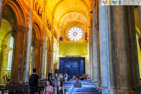 fotografia dell'interno della Cattedrale di Lisbona con le sue navate e l'altare