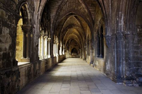 fotografia del chiostro della Cattedrale di Lisbona che mostra gli scavi archeologici