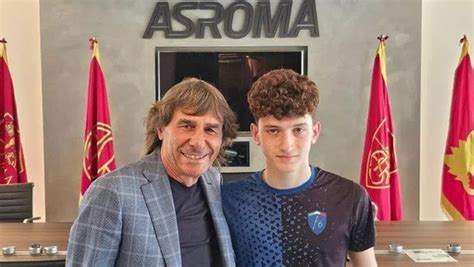 Foto ritratto di Emmanuel Basile con la maglia delle giovanili della Roma o infografica sul percorso di crescita del calciatore.