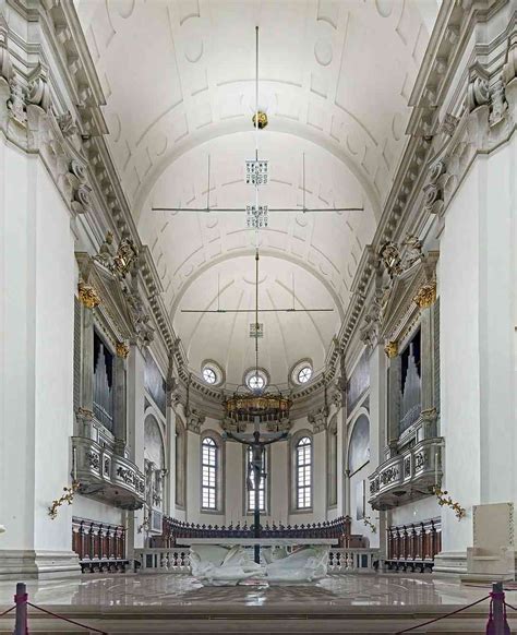 Interno della Cattedrale di Padova con l'organo in primo piano