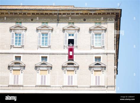 Schema illustrativo: la diffusione dell'Angelus dalla finestra dell'Appartamento Apostolico verso piazza San Pietro