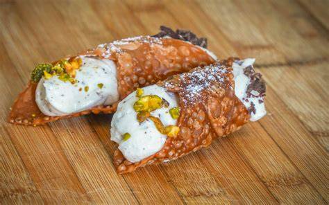 Dettaglio di un cannolo al fico d'india, specialità della casa