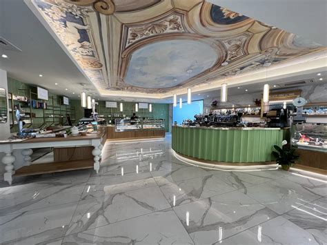 Interni dell'elegante sala da thè del Gran Caffè Cappiello