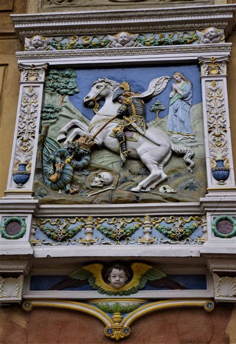 Dettaglio fotografico della scultura medievale di San Giorgio e il Drago all'interno della cattedrale.