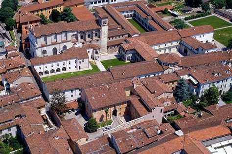 Foto aerea o ripresa del complesso monastico di San Bernardino a Caravaggio