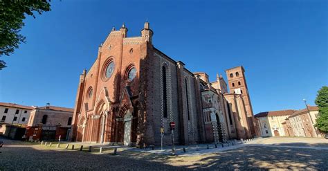 Veduta architettonica della Cattedrale di Asti e della sua facciata in stile gotico