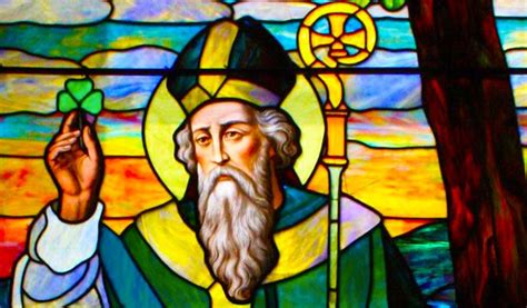 Illustrazione di San Patrizio che spiega la Trinità con un trifoglio