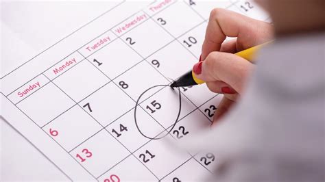 Illustrazione grafica che rappresenta un calendario con una data cerchiata in rosso e icone decorative per celebrare una ricorrenza.