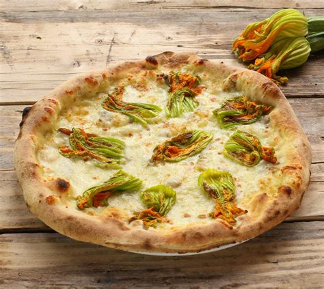 Pizza bianca con fiori di zucca, alici e mozzarella