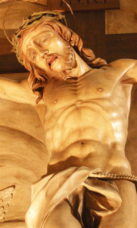 Dettaglio della scultura lignea del Crocifisso con focus sulla lavorazione del legno e i segni della Passione