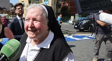 Ritratto fotografico di Suor Paola, icona della tifoseria laziale e dell'impegno sociale a Roma
