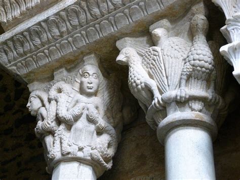 Dettaglio dei capitelli longobardi nella cripta di San Michele