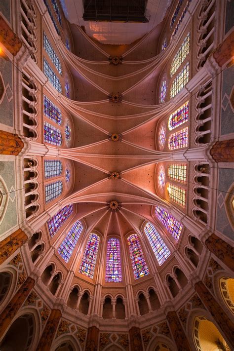 Dettaglio degli archi rampanti e delle vetrate della Cattedrale di Chartres