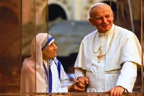 Foto d'archivio che ritrae l'abbraccio affettuoso e l'incontro tra Madre Teresa di Calcutta e Papa Giovanni Paolo II.