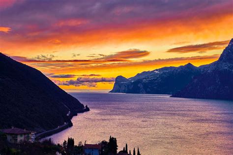 Immagine simbolica di un tramonto o di un paesaggio sereno che evoca la pace interiore