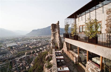 Veduta di Castel Flavon che sovrasta il quartiere di Aslago con lo sfondo della città di Bolzano