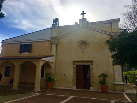 Veduta esterna del Santuario della Madonna delle Grazie a Termoli, immerso nel contesto urbano attuale