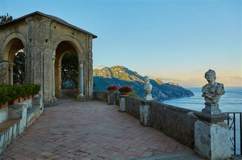 Foto panoramica della villa sulla Costiera Amalfitana con giardini e vista mare
