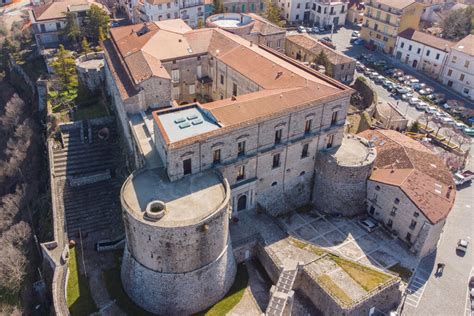 Interno del Castello Macchiaroli Teggiano con elementi d'arredo storici e moderni