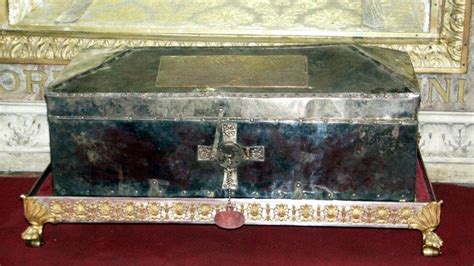 Foto storica o dettaglio dell'urna d'argento del XIII secolo contenente le reliquie di San Giusto.