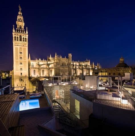 Foto panoramica di una terrazza di un hotel a Siviglia con vista sulla Giralda