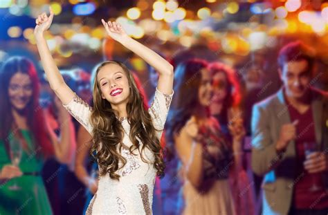 Foto di persone che ballano su una barca durante una festa notturna