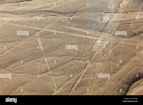 Foto aerea delle linee di Nazca (il Colibrì e il Trapezio)
