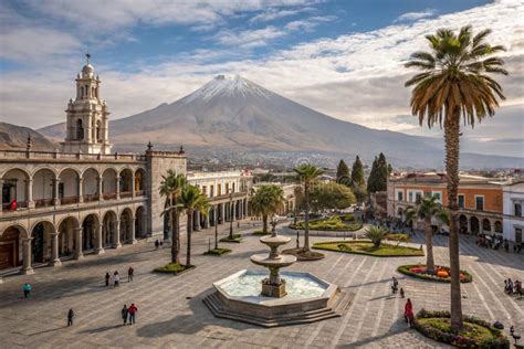 Scorcio della Plaza de Armas ad Arequipa con il vulcano Misti sullo sfondo