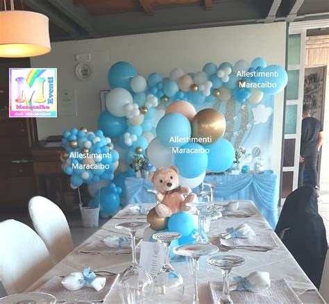 Composizione di palloncini colorati a tema battesimo, alcuni fluttuanti grazie all'elio.