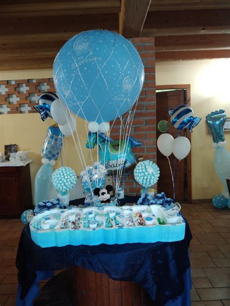 Esempio di composizione di palloncini azzurri e blu per un battesimo maschile.