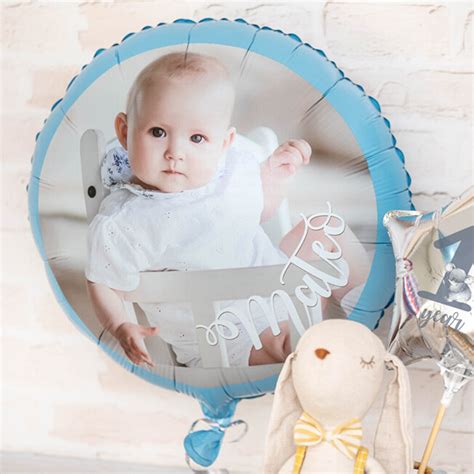 Palloncini personalizzati con adesivi in vinile raffiguranti nomi e simboli religiosi.