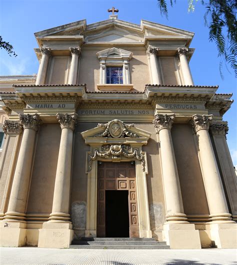 Veduta esterna dell'Oratorio di Santa Maria di Porto Salvo a Monterosso con la sua facciata a fasce bianco-nere accanto alla chiesa parrocchiale