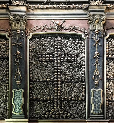 Dettaglio delle decorazioni lignee e in gesso con teschi e scheletri (memento mori) all'interno dell'Oratorio dei Neri