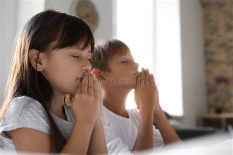 Bambini che pregano durante la Quaresima
